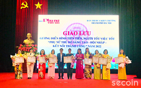 Bà Đinh Hoài Giang - vinh dự đón nhận Bằng khen “Phụ nữ Thủ đô Sáng tạo - Hội nhập - Kết nối thành công” năm 2022